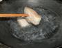 洋葱木耳炒五花肉的做法图解1