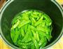 荷兰豆炒腊肠的做法图解1
