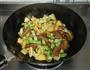 五花肉烧土豆芸豆的做法图解8