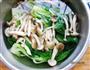 油菜蟹味菇的做法图解5