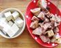 鸭腿炖豆腐的做法图解1