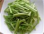 芹菜拌花生米的做法图解1