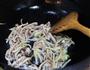 鱿鱼爆黄豆芽的做法图解5