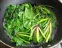 木耳腐竹拌菠菜的做法图解6