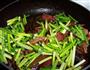 腊味火腿炒蒜薹的做法图解8