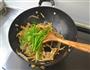 手撕杏鲍菇炒面筋的做法图解8