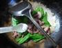 荷兰豆炒腊鸡腿的做法图解8
