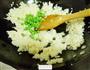 三文鱼炒饭的做法图解5