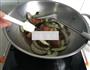 五花肉焖扁豆的做法图解7