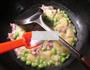 咸肉毛豆煮土豆的做法图解8