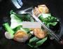 秀珍菇鹌鹑蛋煮青菜的做法图解3