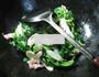 咸肉蒿菜炒茭白的做法图解5