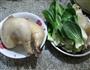 平菇青菜鸡腿汤的做法图解1