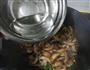蘑菇青豆炒腊肠的做法图解10