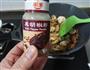蘑菇青豆炒腊肠的做法图解9