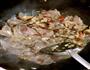 酸豇豆炒鸭胗的做法图解4