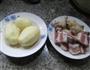 咸肉鸡翅根煮土豆的做法图解1