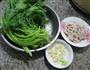 五花肉炒茼蒿的做法图解1