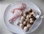 草菇炒鸡腿肉的做法图解1