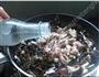 酸辣削骨肉炒三菇的做法图解5