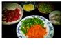 青豆青椒红萝卜炒牛肉丝的做法图解1