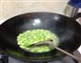 蚕豆米炒韭菜的做法图解2