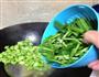 蚕豆米炒韭菜的做法图解3