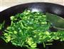 蚕豆米炒韭菜的做法图解4