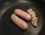 猪肉肠+蒜蓉西兰花+红烧鸡翅的做法图解3