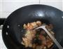 不要忽略美味部分-西兰花菜根炒腊肉的做法图解2