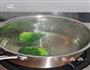 西兰花浓汁配香煎杏孢菇的做法图解2