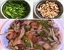 蘑菇青椒炒肉片的做法图解2