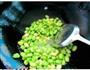 雪菜炒蚕豆的做法图解3