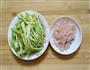 芹菜炒虾仁的做法图解1