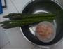 春天里的新鲜菜  芦笋虾仁的做法图解1