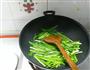 家乡猪血豆腐炒韭菜的做法图解2