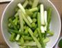 瘦肉炒蒜薹的做法图解2