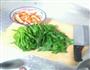 家常菜，菠菜炒蟹柳的做法图解1