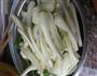 大蒜头炒肉的做法图解1