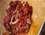 花菜炒肉的做法图解1