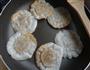 芹菜猪肉煎饺的做法图解9