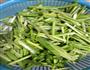 蒜苗炒鸡蛋的做法图解1