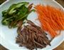 金针菇青椒炒牛肉的做法图解1