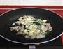 五花肉烩扁豆土豆的做法图解3