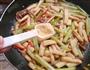芹菜腊肉炒蘑菇的做法图解12