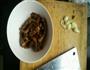 香菇扁豆炒肉丝的做法图解2