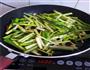蒜苗芹菜炒肉的做法图解7