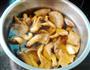 菌菇炖牛肉的做法图解1