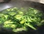 西兰花炒肉的做法图解1