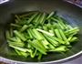 芹菜花生米的做法图解2